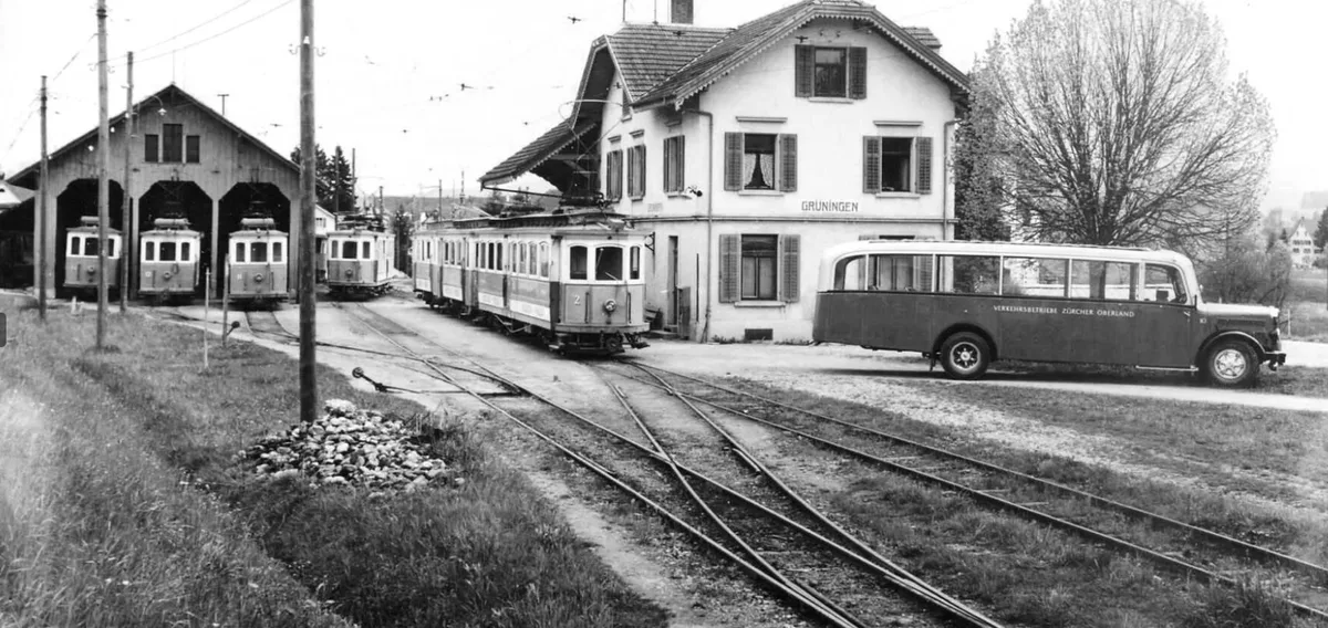 Bei der Station Grüningen hatte die WMB auch das Depot für ihre Wagen. Man sieht gleich vier Trams. Ausserdem ist ein Bus der Verkehrsbetriebe Zürcher Oberland zu sehen.